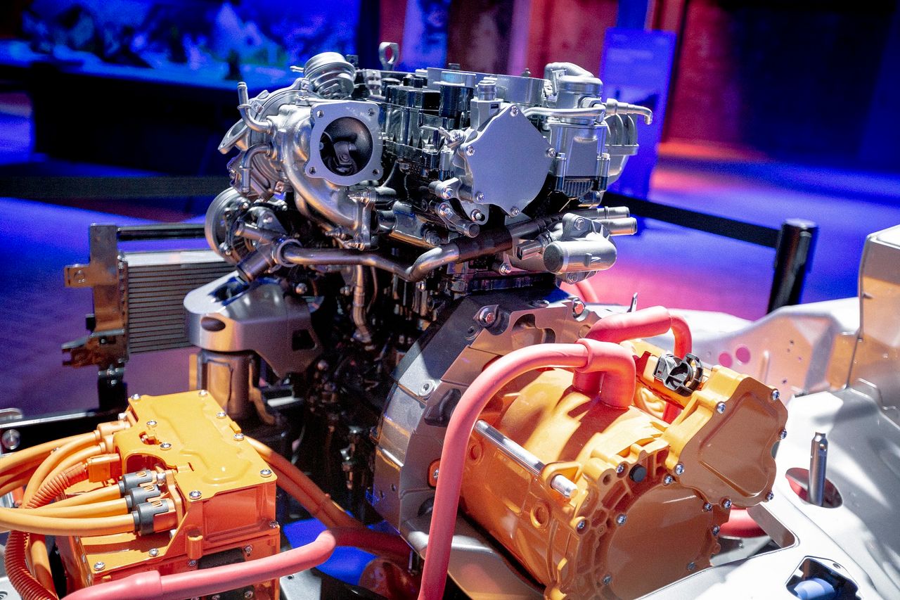 Hybrydowy napęd w nowym Fordzie Tourneo Custom, w którym silnik spalinowy pełni rolę generatora (fot. Ford)