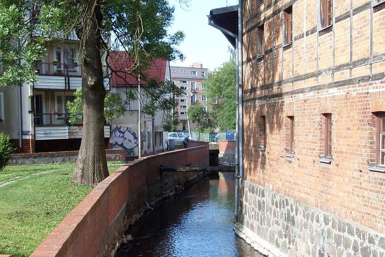 Jaka Rzeka Przepływa Przez Berlin Szczecinek. Kobieta wjechała samochodem do rzeki. Wszystko przez