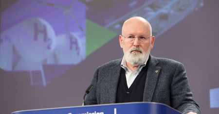 Frans Timmermans mógł pobierać ogromną odprawę. Krytyka zrobiła swoje