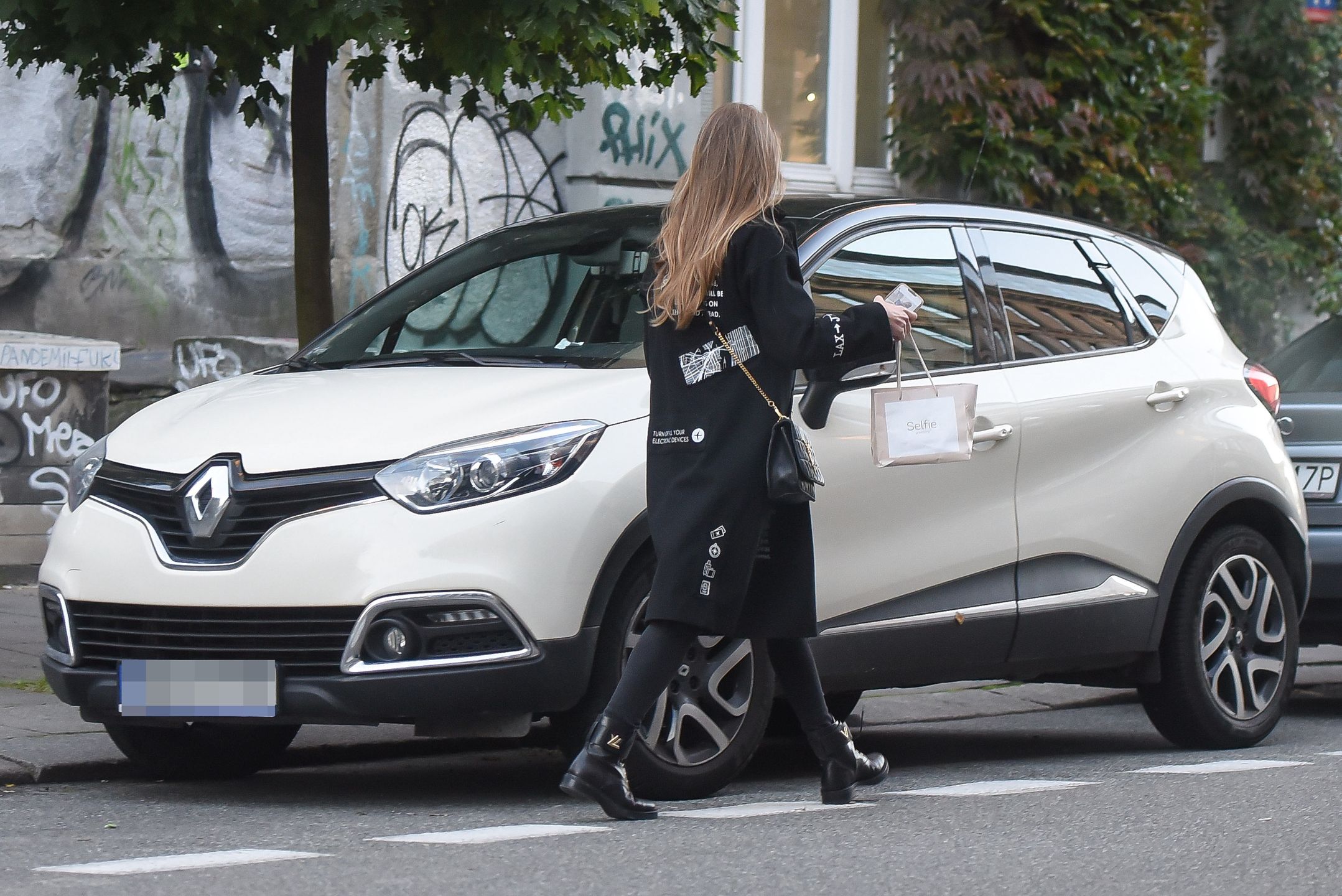 Joanna Opozda drepcze do samochodu w botkach za prawie 6 tysięcy i z torebką za 8 tysięcy