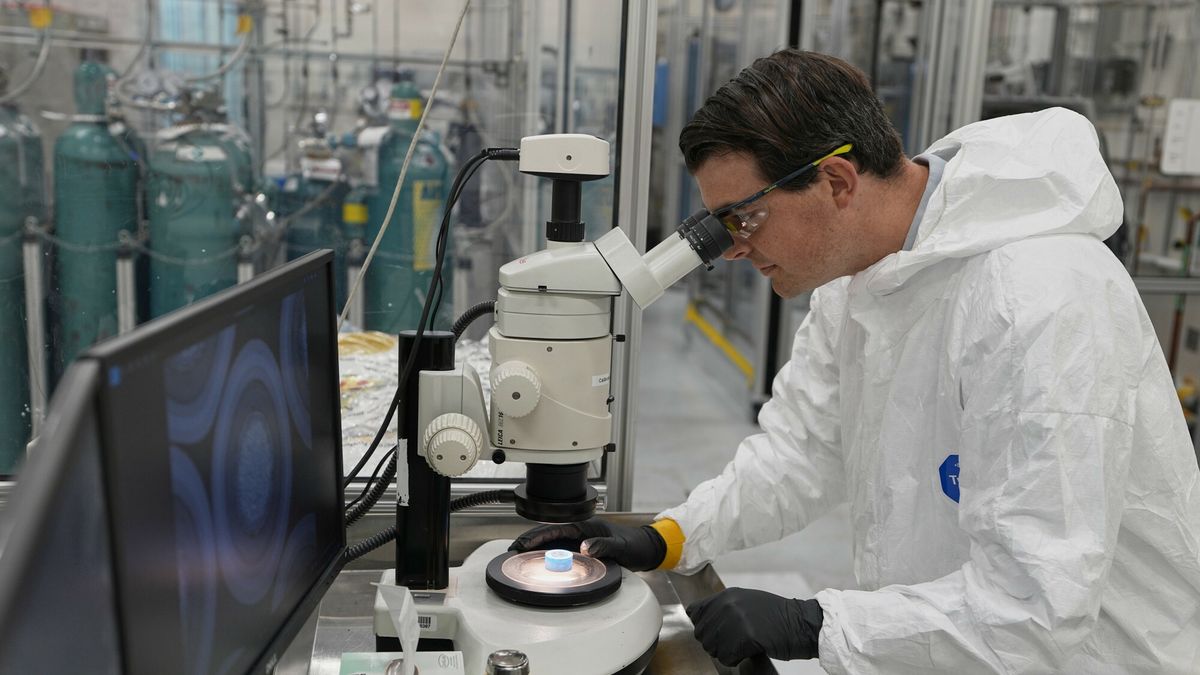 Paliwo j?drowe typu TRISO
Taylor Duffin, of TRISO-X, a subsidiary of X-Energy, looks at a sample of TRISO fuel through a microscope Friday, June 27, 2025, in Oak Ridge, Tenn. (AP Photo/George Walker IV)
George Walker IV