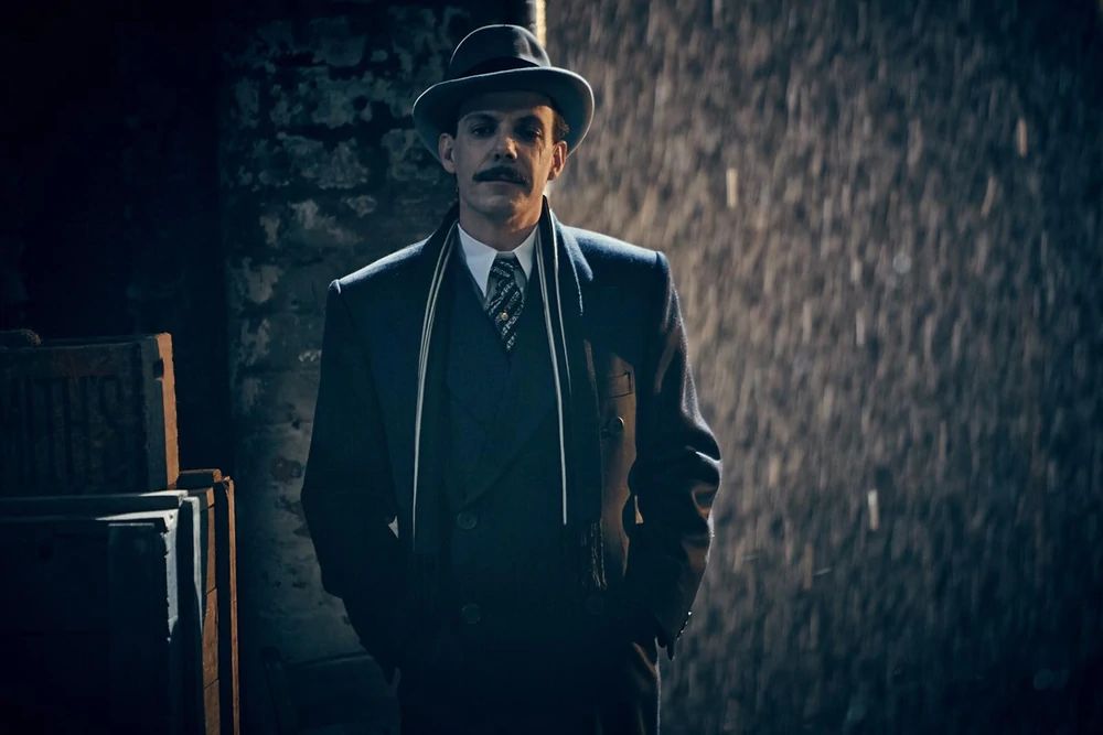 Noah Taylor jako Darby Sabini w serialu "Peaky Blinders"