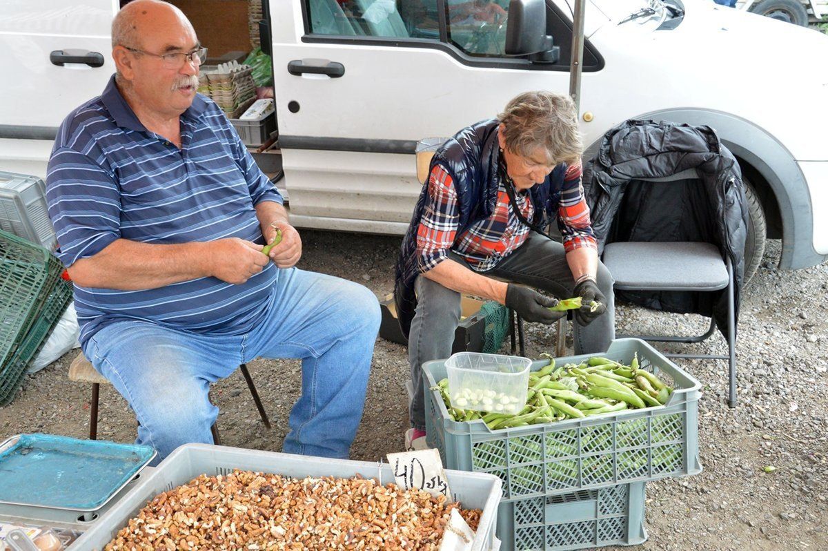 Żeby bób był świeży, jest łuskany na targu