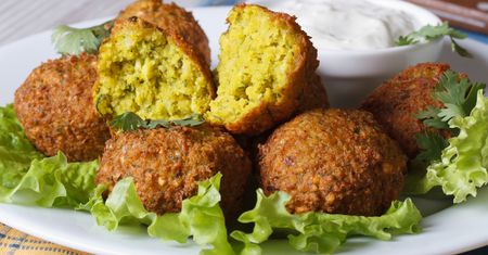 Inni kupują w budce z kebabem, ty przygotujesz sam w domu. Prosty przepis na falafel