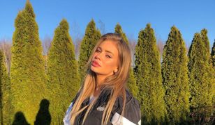 Ada Śledź wygina się w centrum Warszawy. To wdzianko sporo odkrywa