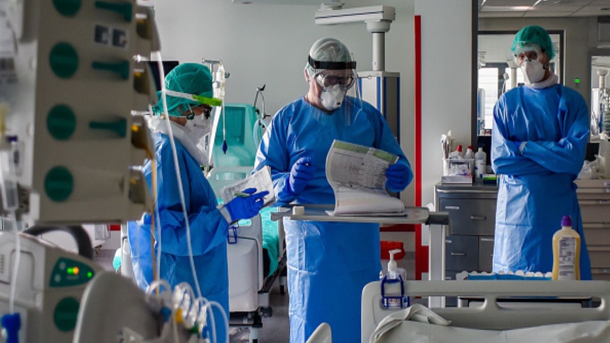 Przedstawiciele służb medycznych odnotowali XXX nowych przypadków koronawirusa