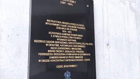 Katowic. Na gmachu Sądu Okręgowego zawisła pamiątkowa tablica.