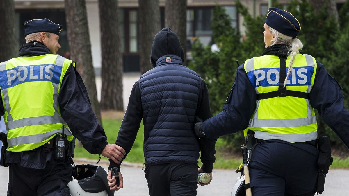 Szwedzka policja w akcji. Zdjęcie ilustracyjne