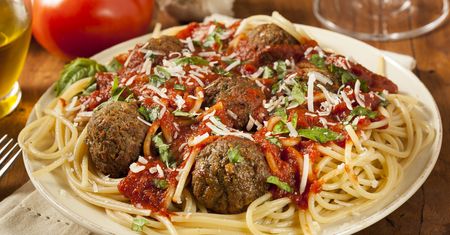 Spaghetti z pulpetami z sosie pomidorowym w puszce
