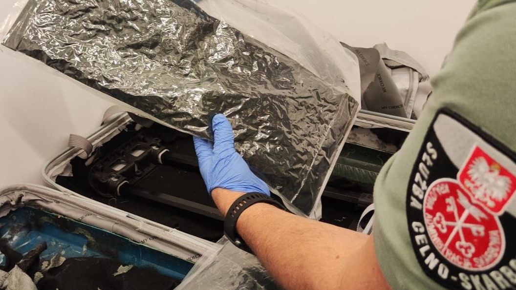 Mężczyzna ukrył heroinę w podwójnych ściankach bagażu 