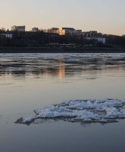 Rzeka i staw to nie lodowisko. Jak reagować, gdy załamie się lód? (WIDEO)