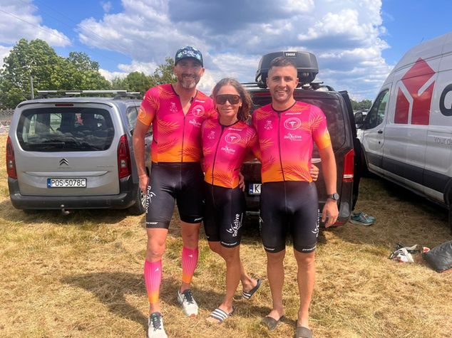Maja Dębska, jej partner Mariusz Gnoiński oraz brat Maksym Dębski wspólnie startowali w zawodach triathlonowych, a także wspólnie trenowali. Brat był z nią w ostatnich chwilach życia