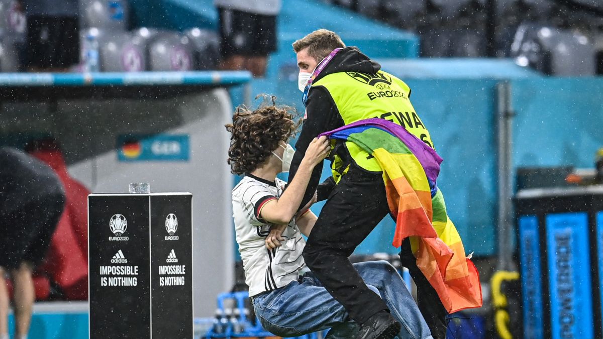 ochroniarz zatrzymuje mężczyznę, który przedarł się na boisko przed meczem Niemcy - Węgry w Monachium