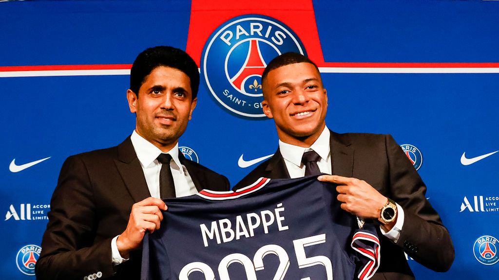 Nasser Al-Khelaifi (po lewej) i Kylian Mbappe (po prawej)