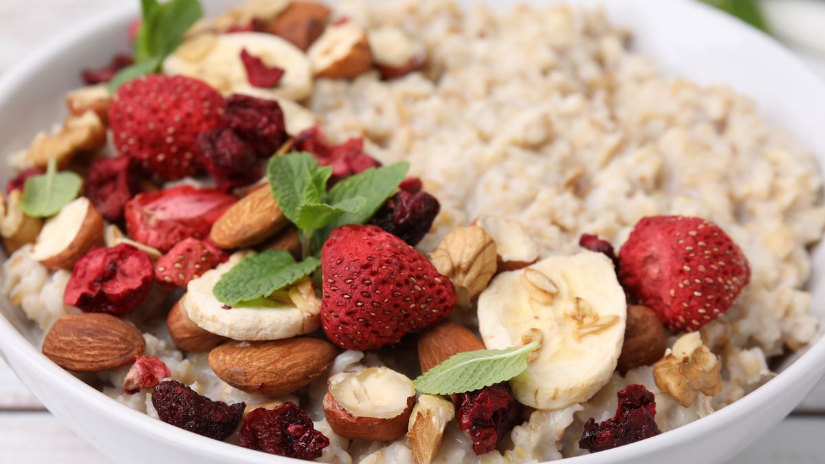 Co dorzucić do owsianki, aby poprawić pracę jelit?