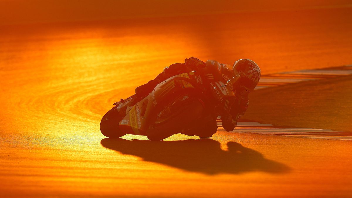 Zdjęcie okładkowe artykułu: Materiały prasowe / Michelin / Johann Zarco w zachodzącym słońcu na torze w Katarze