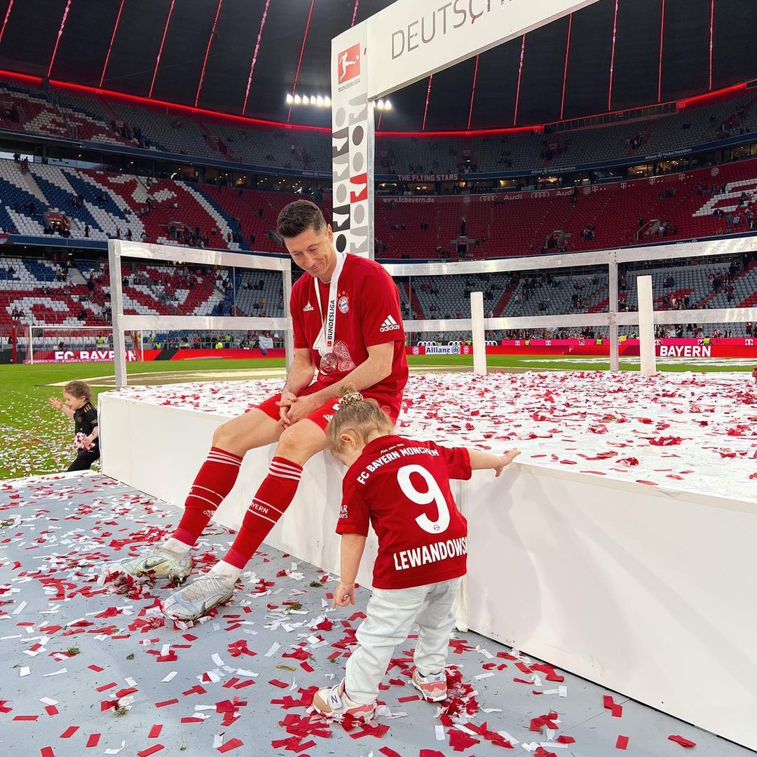 Robert Lewandowski świętuje nowy tytuł wraz z Anią i córkami. Uroczo? 