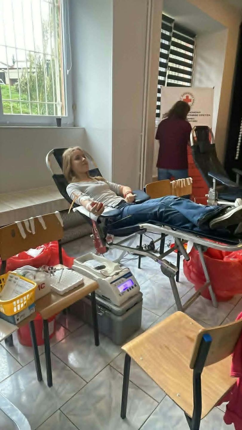 Młodzi krwiodawcy z Ostrowca Świętokrzyskiego – wspólnie oddali 10,8 litra krwi!