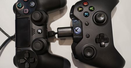 Kontrolery do PS4 i Xbox One leżą ramię w ramię