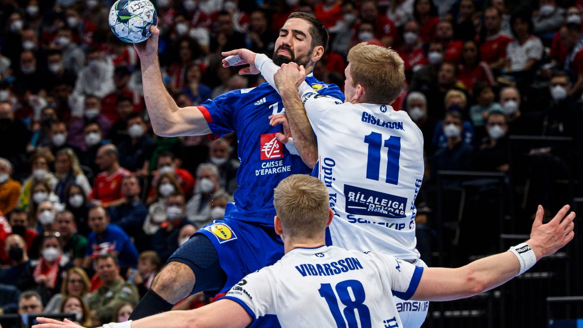 PAP/EPA / Zsolt Szigetvary / Na zdjęciu: Ymir Gislason i Ellidi Vidarsson powstrzymują Nikolę Karabaticia 