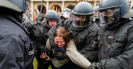 W Berlinie wymknęło się spod kontroli. 21 policjantów rannych