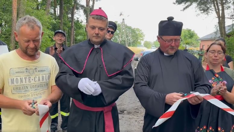 Przebrali się za duchownych i "otworzyli" nową drogę.