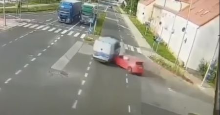 Wypadek radiowozu w Opolu. Jest nagranie