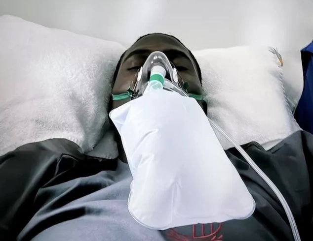 Amadou Onana podczas tlenoterapii. Fot. Instagram/Amadou Onana