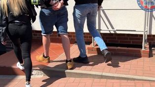 Taksówkarz znieważony i pobity w czasie kursu. Policjanci zatrzymali pijanego pasażera