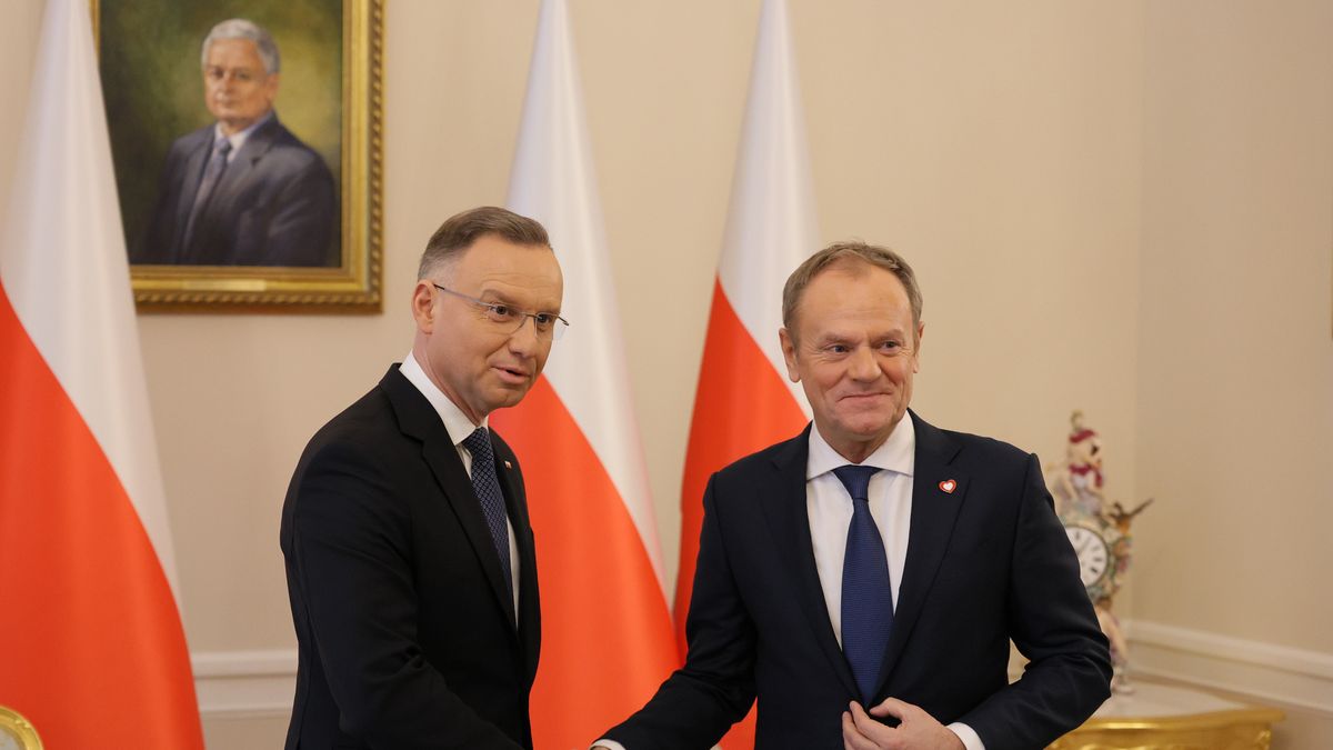 Warszawa, 15.01.2024. Prezydent RP Andrzej Duda (L) i premier Donald Tusk (P) na spotkaniu w Pałacu Prezydenckim w Warszawie, 15 bm. Spotkanie dotyczy między innymi najbliższej wizyty premiera na Ukrainę. (aldg) PAP/Paweł Supernak