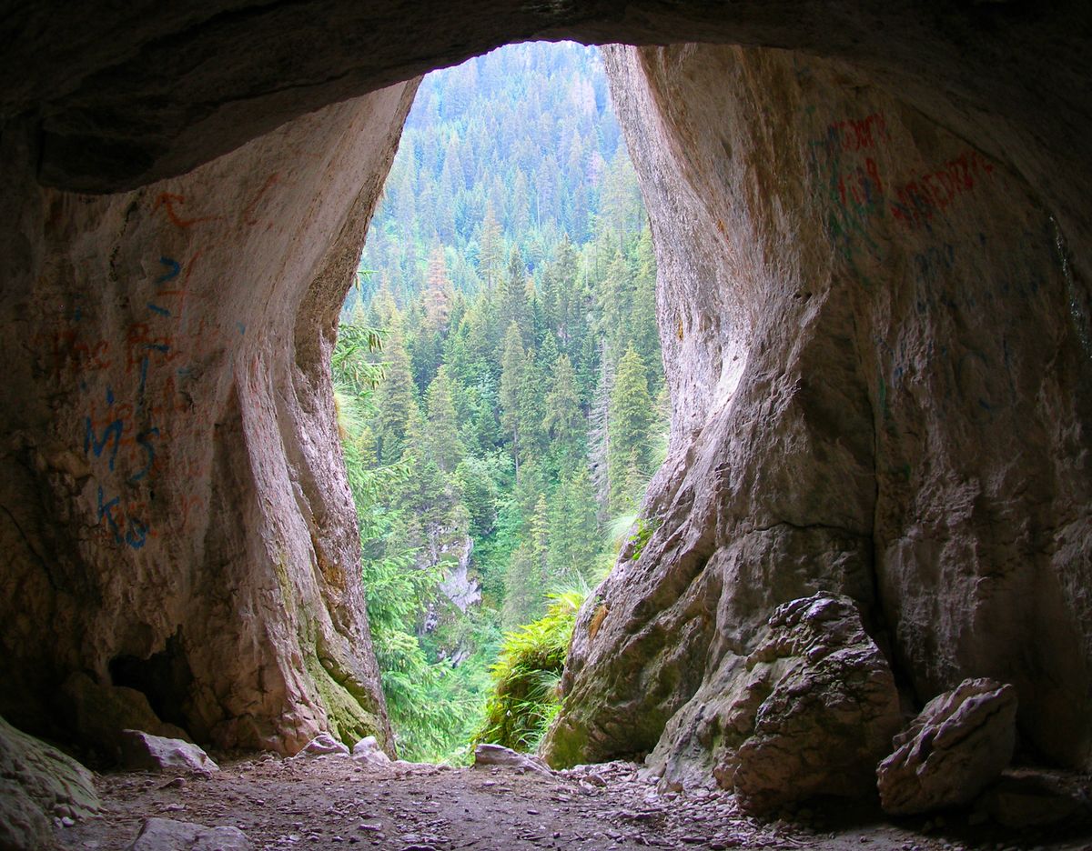 Jedno z "Okien Pawlikowskiego" w Jaskini Mylnej