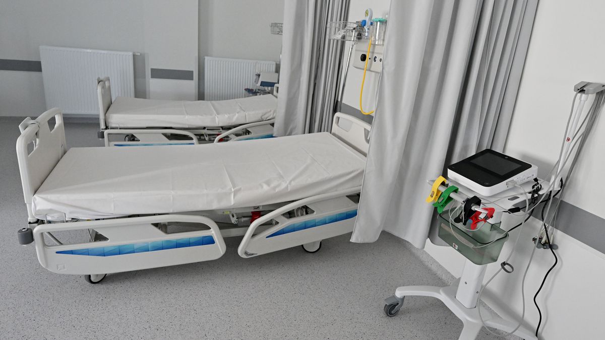 Radom, 17.01.2024. Otwarcie Szpitalnego Oddziału Ratunkowego w Radomiu, 17 bm. Zakończyła się budowa Szpitalnego Oddziału Ratunkowego przy Mazowieckim Szpitalu Specjalistycznym w Radomiu. Jest to jeden z najnowocześniejszych w Polsce i największy w regionie taki oddział. W budynku znajdują się poczekalnie z 350 miejscami, strefa wyłącznie dla dzieci, gabinety diagnostyczne, konsultacyjne, zabiegowe, ginekologiczno-położnicze, izolatki, sale obserwacyjne, sala zabiegowo-operacyjna, pomieszczenie resuscytacji czy ambulatorium. Inwestycja kosztowała prawie 100 mln zł i została sfinansowana przez samorząd województwa mazowieckiego. (ad) PAP/Piotr Polak