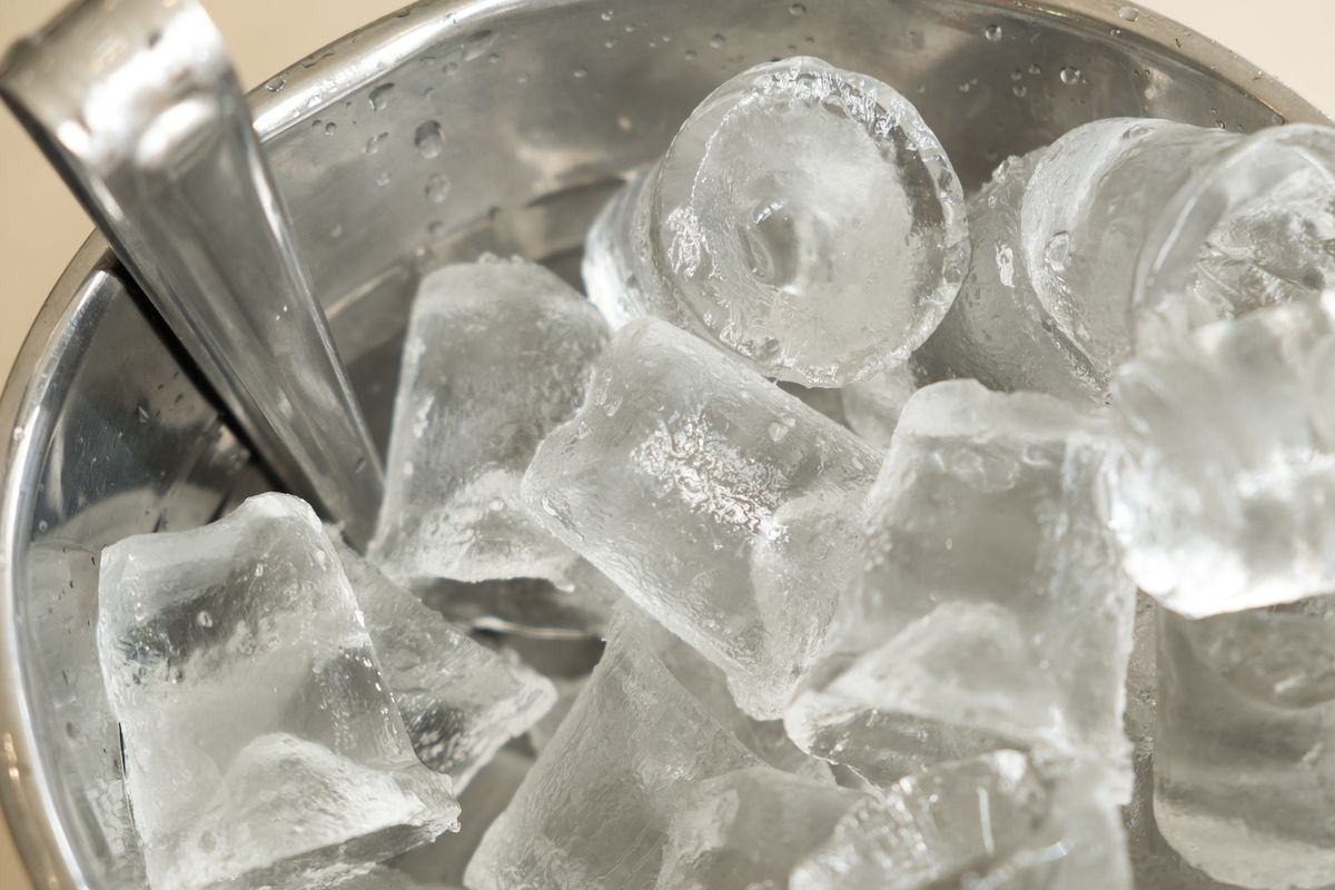Kostki lodu mają w kuchni wiele zastosowań 