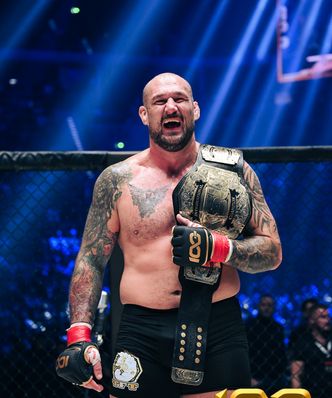 Philip De Fries jak mistrzowie UFC