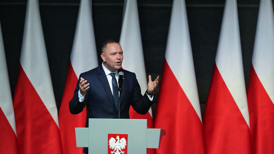 Wieluń, 01.09.2025. Prezydent RP Karol Nawrocki przemawia na spotkaniu z mieszkańcami Wielunia, 1 bm. Prezydent Nawrocki kontynuuje wizytę w województwie łódzkim, gdzie m.in. wziął udział w obchodach 86. rocznicy wybuchu II Wojny Światowej. (aldg) PAP/Marian Zubrzycki
