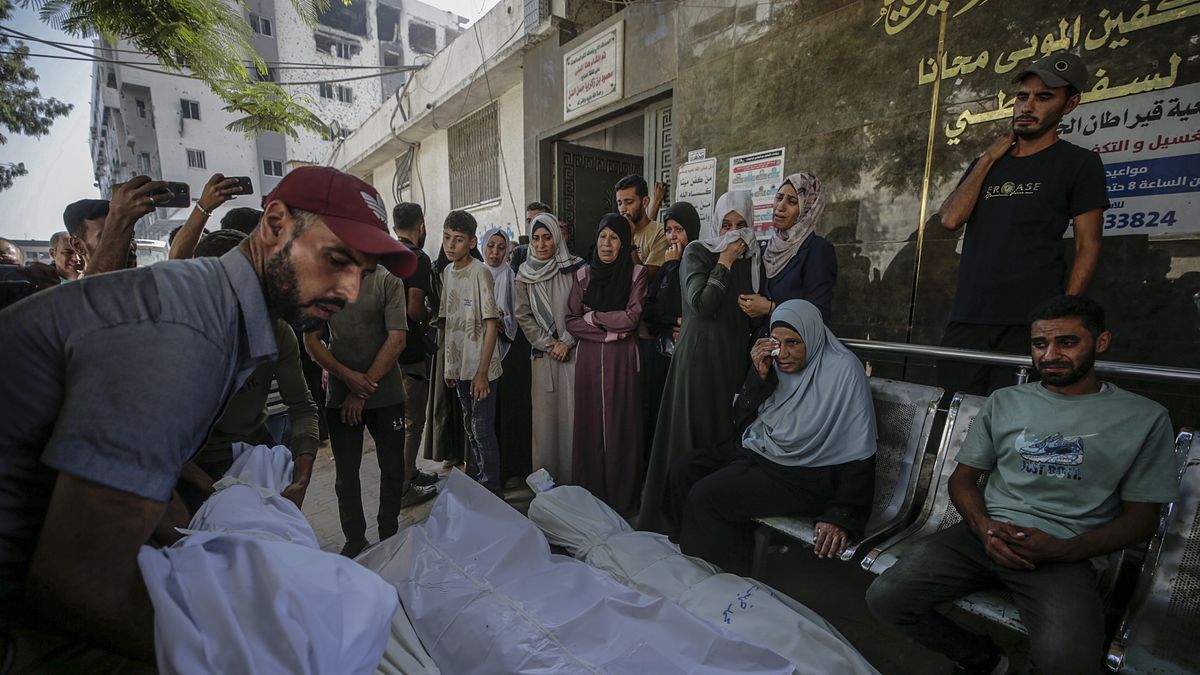Relatives mourn near covered bodies at Al Shifa hospital after members of their family were killed in an Israeli airstrike, in Gaza City, Gaza Strip, 29 August 2025. According to the Palestinian Ministry of Health in Gaza, six members of a family were killed on 28 August after an Israeli airstrike hit the west of Jabaliya refugee camp, north of Gaza City. EPA/MOHAMMED SABER Dostawca: PAP/EPA.