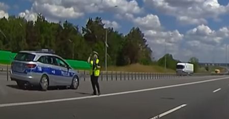 Policjantka z "suszarką". Nagranie spod Ostródy budzi wielkie emocje