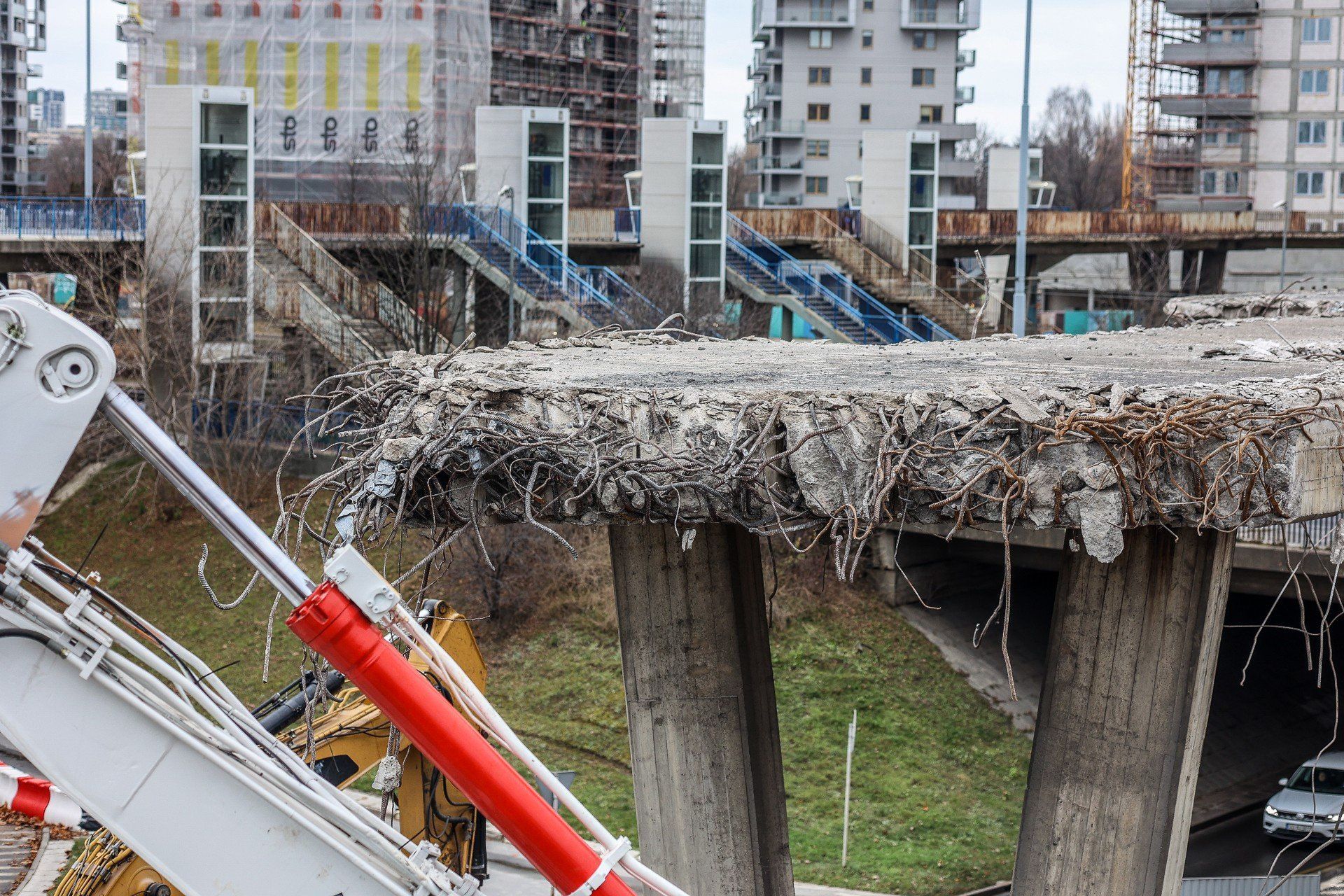 Trwa rozbiórka kładki na Zaspie
