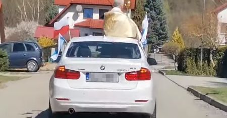 Ksiądz błogosławił w Boże Ciało prosto z BMW. "Jezus Chrystus jechał na osiołku"