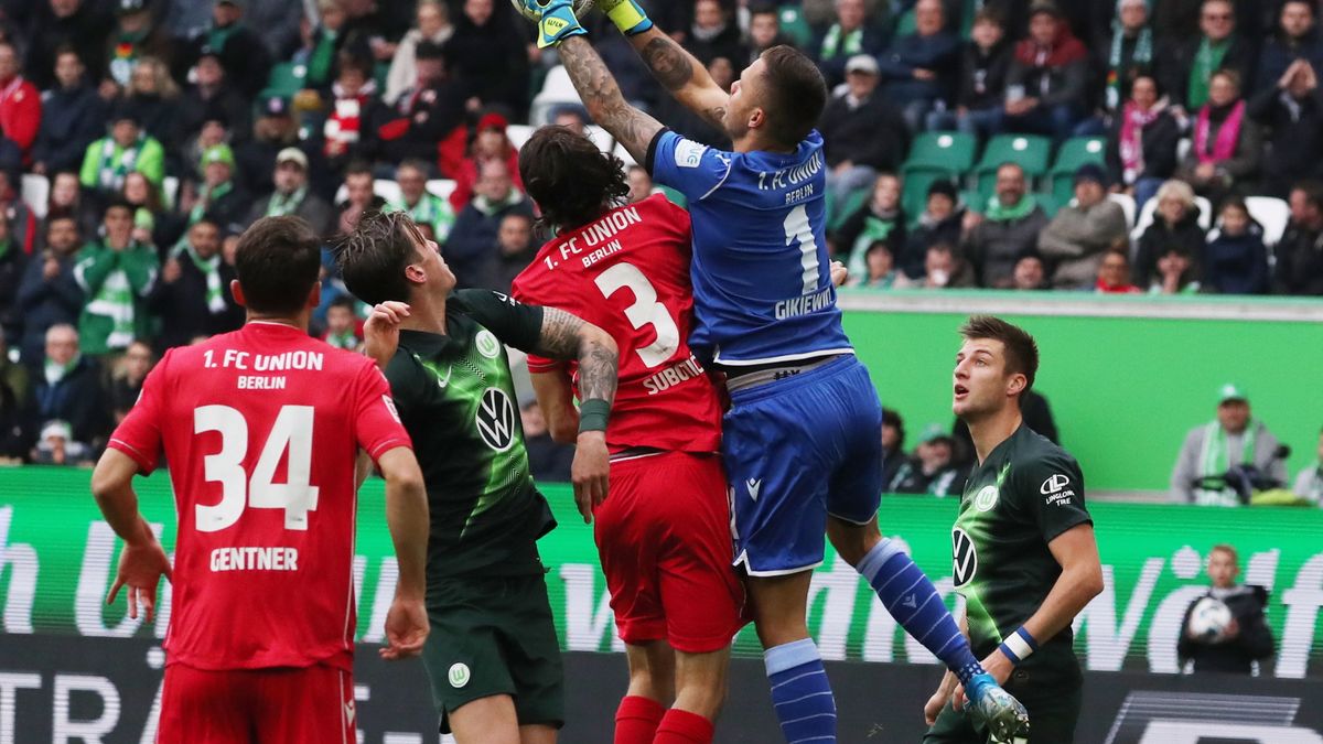 interweniujący Rafał Gikiewicz podczas meczu z VfL Wolfsburg