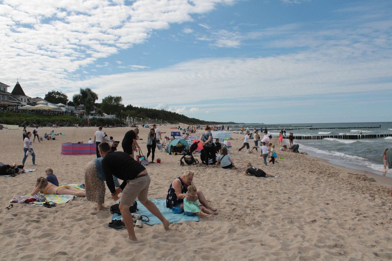 Mielno: Niedzielny spacer po plaży. Nad morzem sporo turystów