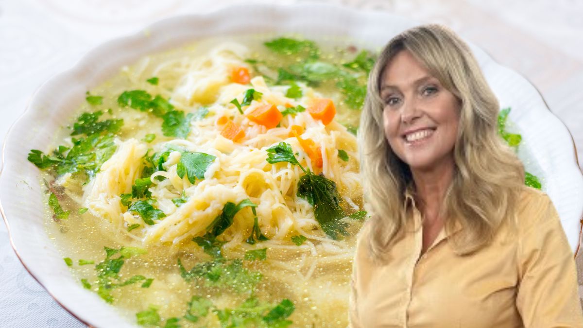 Ewa Wachowicz wlewa odrobinę do rosołu. Nic tak nie podbija smaku i aromatu