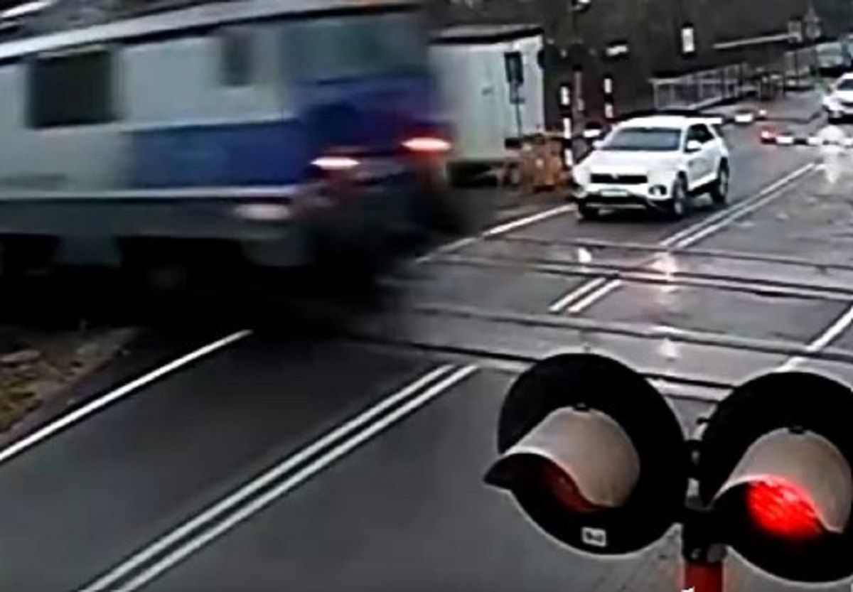 Kierowca zignorował migające czerwone światła.