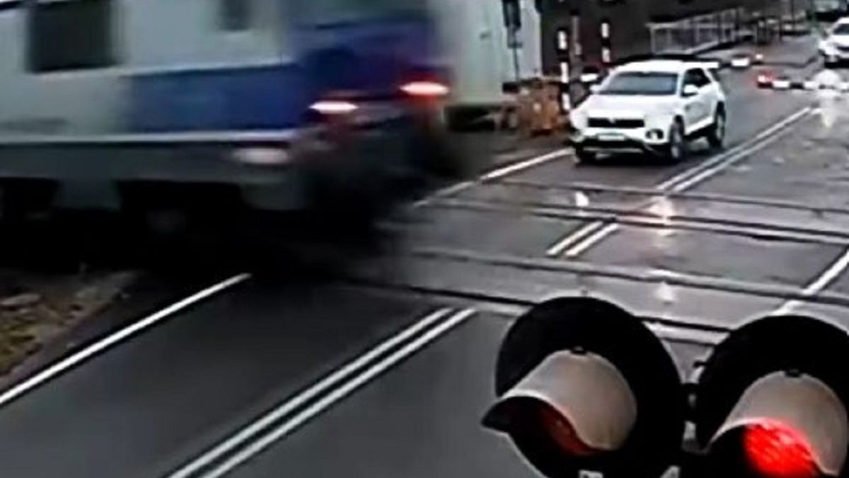 Kierowca zignorował migające czerwone światła.