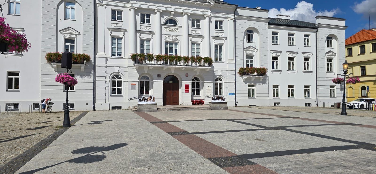 Podopieczni płockiego schroniska przed płockim ratuszem 