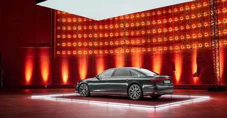 Audi pokazało A8 po liftingu. Ma jeszcze szerszy grill i luksusu po uszy