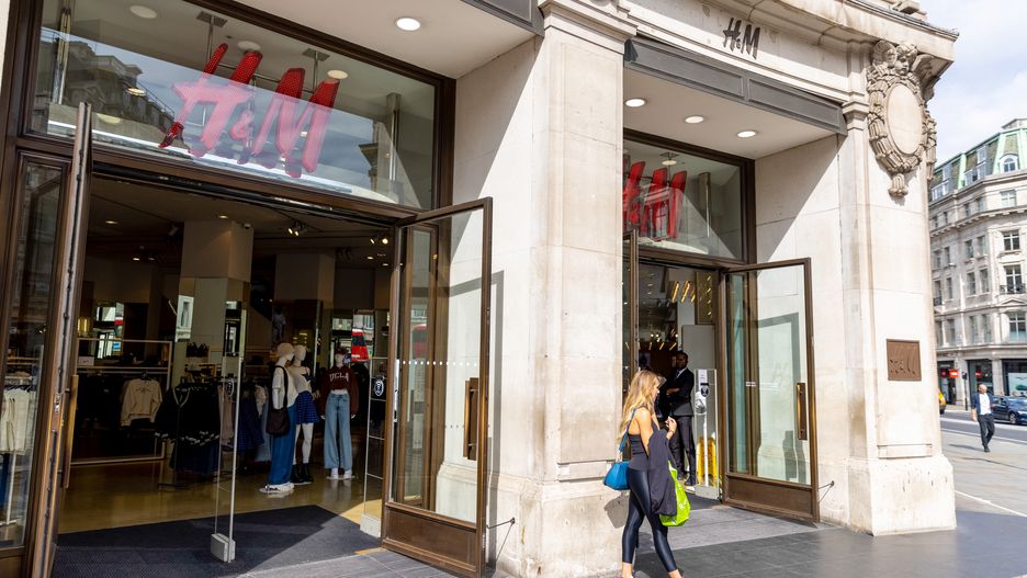 H&M przeprasza i usuwa materiały z kontrowersyjnym hasłem reklamowym