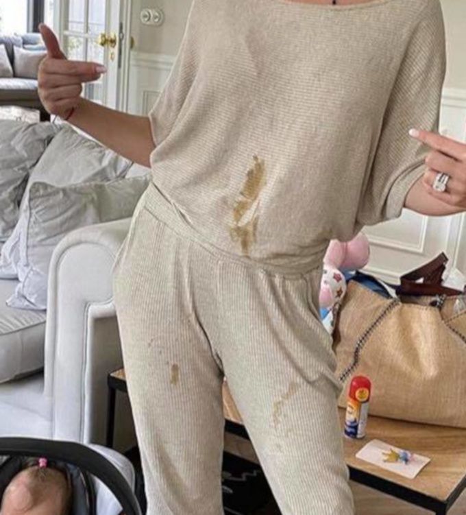 Joanna Krupa chwali się ubrudzonym kupą sweterkiem