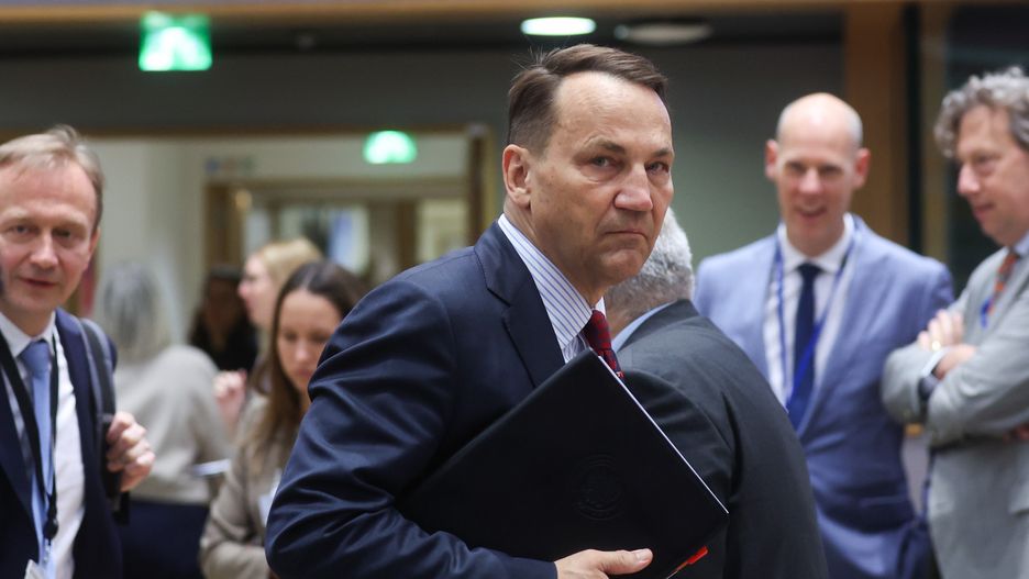 EU Foreign Affairs Council meeting in Brussels
epa11372830 Polish Foreign Minister Radoslaw Sikorski arrives at the start of European Foreign Affairs Council meeting in Brussels, Belgium, 27 May 2024. EU Foreign Affairs Ministers will discuss the Russian aggression against Ukraine, latest developments in Venezuela and the situation in the Middle East.  EPA/OLIVIER HOSLET 
Dostawca: PAP/EPA.
OLIVIER HOSLET