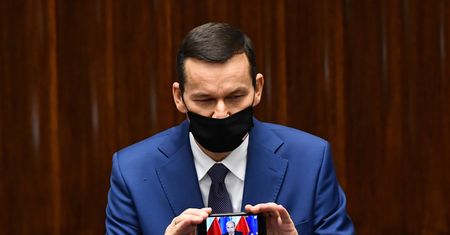 Czerwona strefa w całej Polsce. Wraca zdalne nauczanie. Znamy nowe obostrzenia